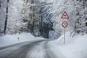Wenn Sie bei Schnee Autofahren, muss das Tempo entsprechend angepasst werden.