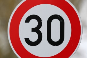 Eine Geschwindigkeitsbegrenzung auf Tempo 30 ist innerorts häufig zu finden.